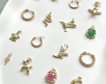 Dijes chapados en oro de 14 quilates: colgantes de bota de vaquero, luna y serpiente.