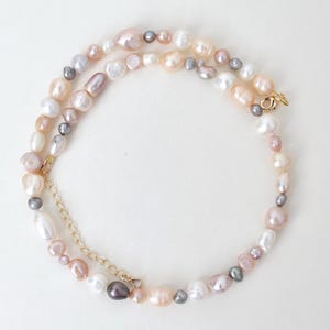 Choker met onregelmatige parel: echte veelkleurige pastel boho-ketting