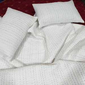 Witte kantha-quilt: handgemaakte katoenen deken