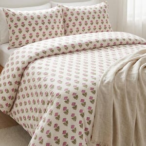 Puede incluir: Un juego de tres tazas de cerámica con un acabado moteado y mate. Las tazas son en tonos crema, gris claro y gris oscuro. Cada taza tiene un diseño simple y minimalista, ideal para café o té.