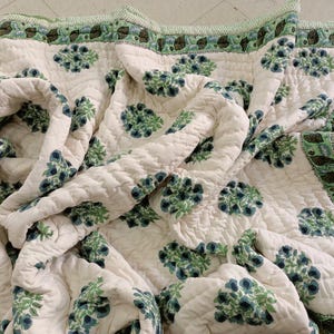 Édredon en coton bleu et vert à fleurs : couvre-lit indien Razai