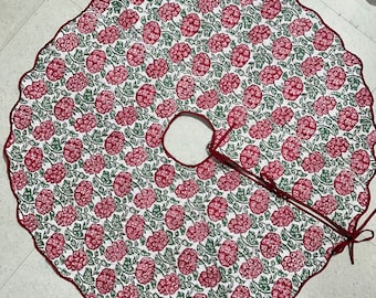 Falda para árbol de Navidad con estampado floral rojo / Decoración navideña acolchada de algodón indio, compañero para el árbol