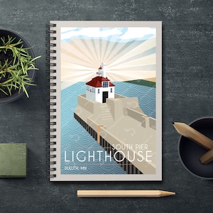 Könnte beinhalten: Eine Vintage-Illustration des South Pier Leuchtturms in Duluth, Minnesota. Der Leuchtturm ist weiß mit einem roten Dach und befindet sich auf einem Pier, der sich ins blaue Wasser erstreckt. Die Sonne scheint hell hinter dem Leuchtturm und erzeugt einen strahlenden Lichteffekt.
