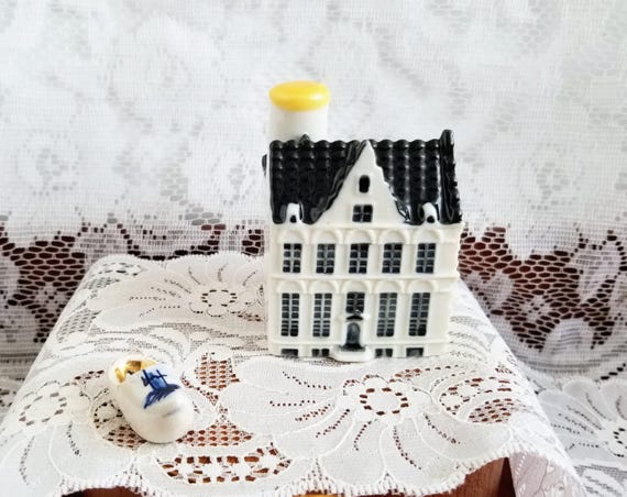 KLM House #105-this Miniature House is Located on Three Canals
