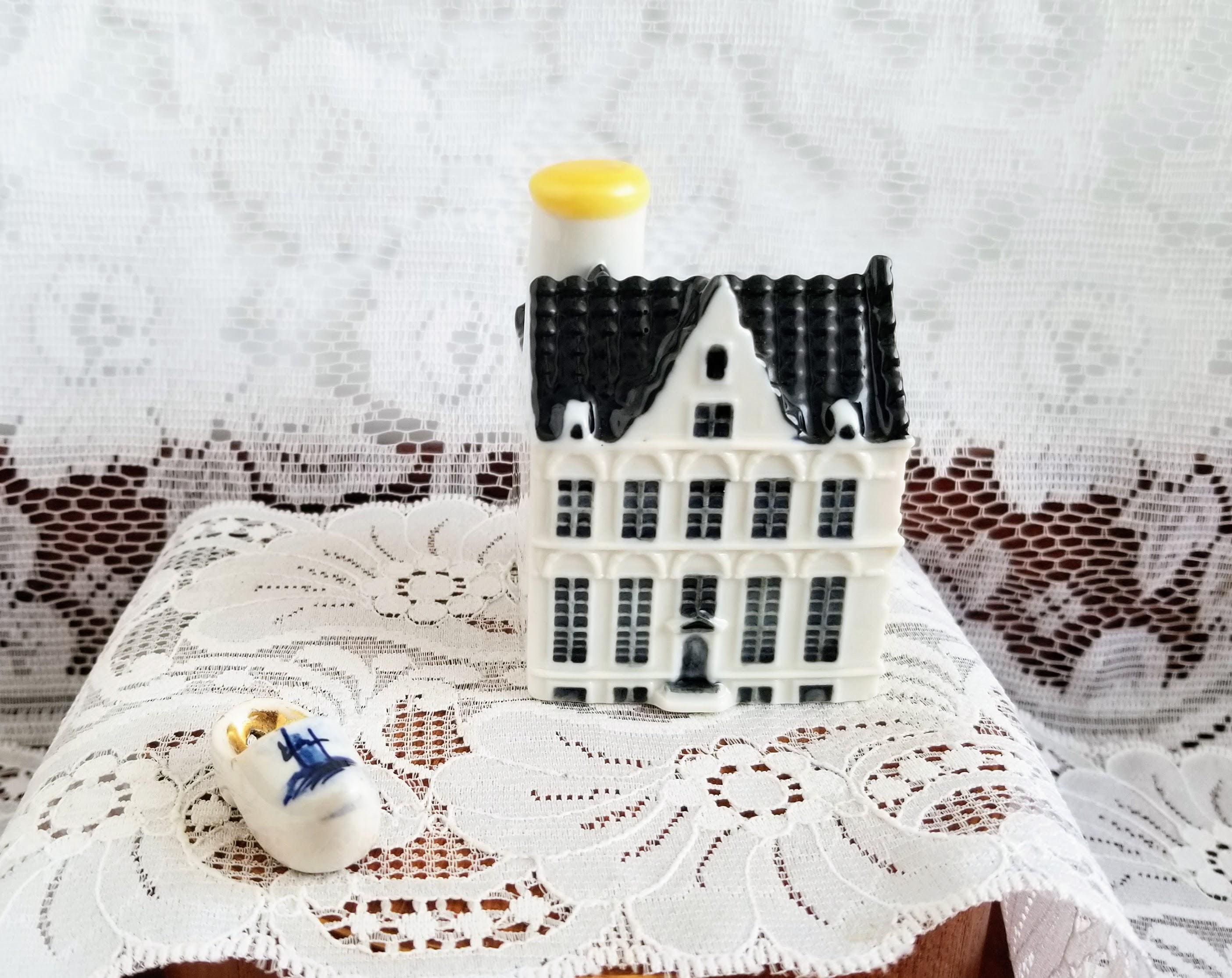 KLM House #105-this Miniature House is Located on Three Canals