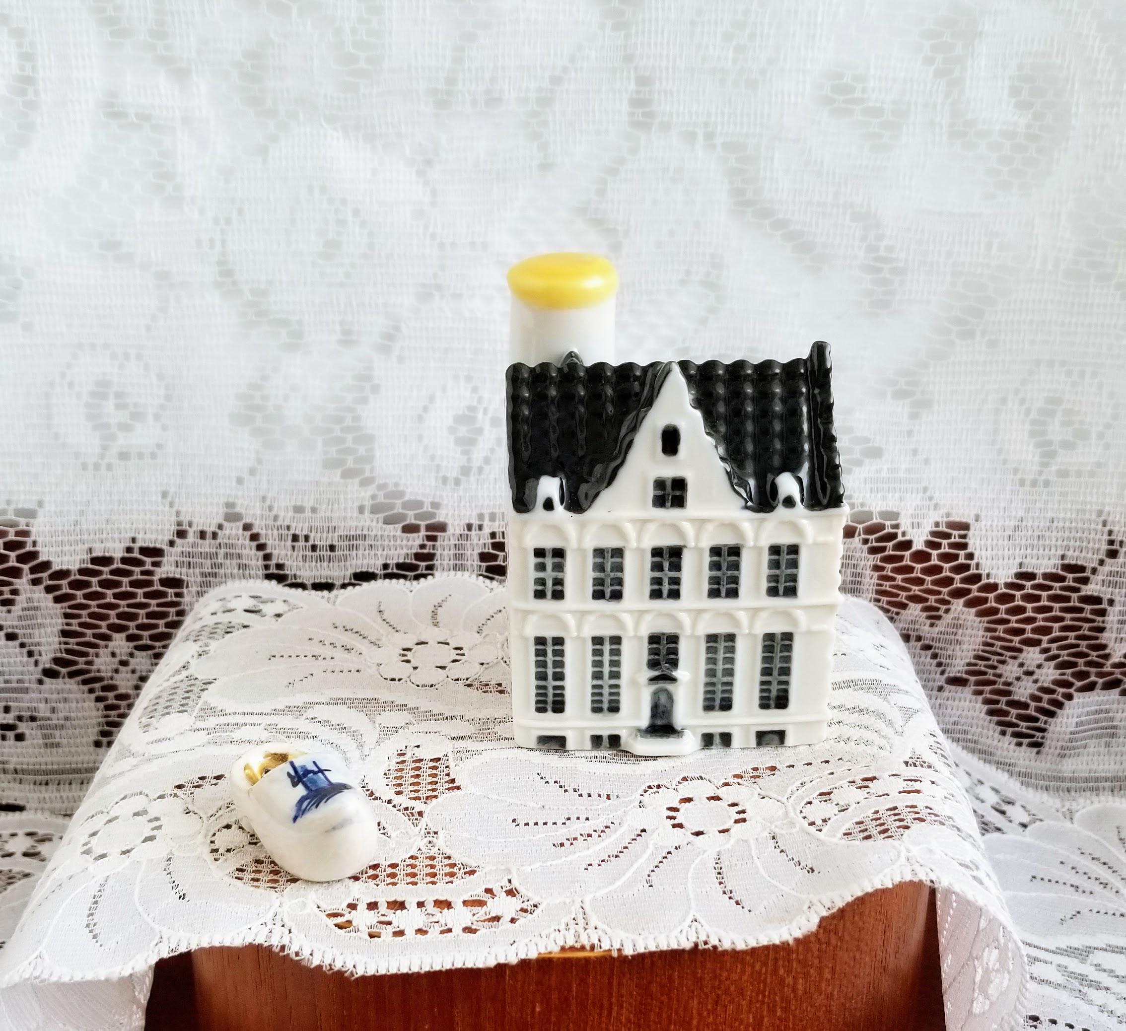 KLM House #105-this Miniature House is Located on Three Canals