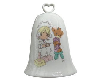 Precious Moments Love Beareth All Things Kind Verpleegster en teddybeerbel 1994 Hartvormig handvat voor verzamelobject Feestdag