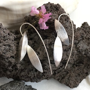 925 Sterling silver drop earrings in elegant satin finish. Lightweight and iconic drop earrings. Romantic look. Drop front and back.
