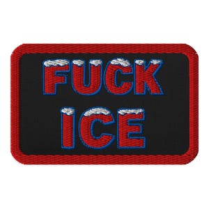 Puede incluir: Parche bordado con las palabras "FUCK ICE" en rojo, delineadas en azul y rematadas con detalles blancos, sobre un fondo negro. El parche tiene un borde rojo.