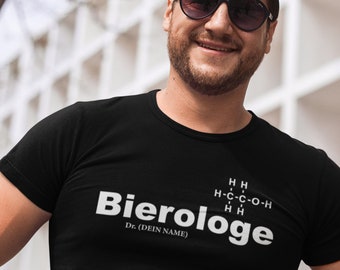 以下が含まれることがあります： テキストが「Bierologe」と「Dr. (DEIN NAME)」で、その下にエタノールの化学式が書かれた黒いTシャツです。