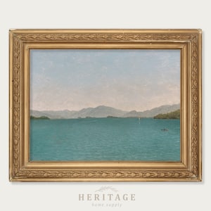 Puede incluir: Una pintura de paisaje enmarcada que representa un lago con montañas en la distancia. El lago es de color azul verdoso claro y las montañas son de color verde oscuro. El marco es de color dorado con un borde decorativo.