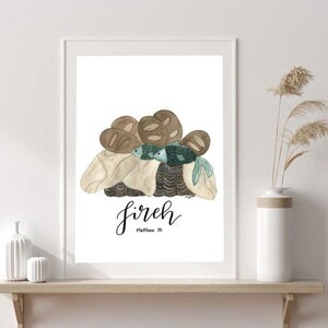 Könnte beinhalten: Ein Aquarellbild eines Korbes mit Brot und Fisch mit dem Wort "fireh" und dem Text "Matthäus 15" darunter.