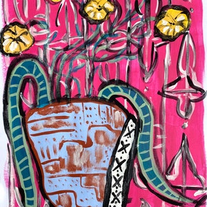 Pode incluir: Pintura abstrata de um vaso com flores amarelas sobre um fundo rosa. O vaso é azul claro com detalhes de tijolo marrom e alças verde-azuis. As flores têm pétalas amarelas.