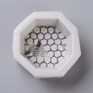 Food Grade Silicone Mold &quot; Honeycomb with A Bee &quot;