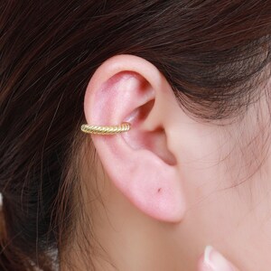 Gold Round Twisted Ear Cuff, Silver Ear Cuff, Ear Cuff Non Piercing, Conch Ear Cuff, Dainty Fake Piercing, ear cuff no piercing