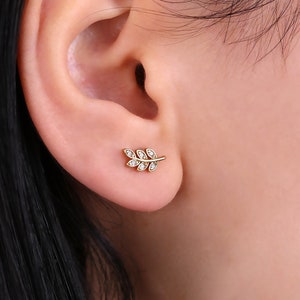 18G Surgical Steel Flat Back Leaf Screw in tiny Labret Stud, helix, conch, tragus, cartilage earring, small silver nose stud, sleep earring