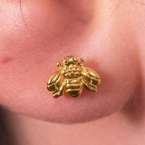 20G/18G/16G Titanium Push In Bee Labret Stud Earring, Threadless Flat Back Tragus Earring • Nose Stud, Helix, Conch, Cartilage Sleep earring