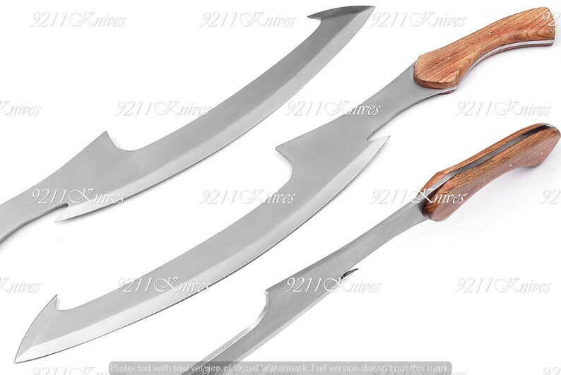 以下が含まれることがあります： 木製のハンドルが付いた銀色のナイフが3本。ナイフは、先のとがった先端とギザギザの刃を持つ湾曲した刃を持っています。ハンドルは明るい茶色の木で作られています。