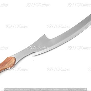 以下が含まれることがあります： 木製の柄が付いた銀色の剣。刃は湾曲していて、先端が鋭い。柄は木でできており、茶色の仕上げが施されている。