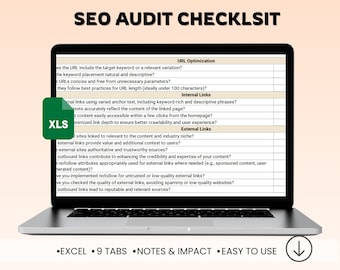 Op de afbeelding: Een laptopscherm waarop een checklist voor een SEO-audit wordt weergegeven. De checklist is onderverdeeld in drie secties: URL-optimalisatie, Interne links en Externe links. De checklist is in spreadsheet-formaat met een groen tabblad met de naam "XLS". Onderaan het scherm staat de tekst "•EXCEL •9 TABS •NOTES & IMPACT •EASY TO USE" en een pijl die naar beneden wijst.