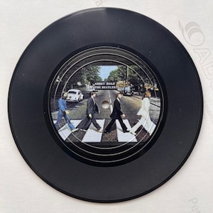 Posavasos con forma de álbum de música de los años 70: un regalo para los amantes de la música.