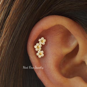 Labret sans fil Trio Flower Climber en titane 18G • clou tragus • boucles d'oreilles conques • clou cartilage hélice • clou labret à dos plat