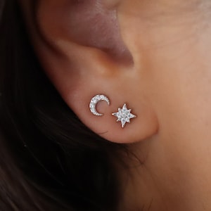 Boucles d'oreilles lune et étoile dépareillées, clous célestes dépareillés, boucles d'oreilles Mini clou étoile, clou de cartilage, cadeau pour elle, prêt à offrir