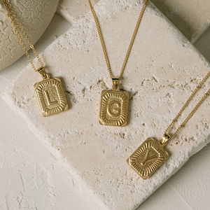 Collier carré en acier inoxydable alphabet imperméable à l'eau, collier d'initiales, collier résistant à la ternissure imperméable, collier personnalisé