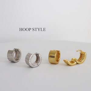 Peut inclure: Trois paires de boucles d'oreilles créoles en argent et en or. Les boucles d'oreilles sont toutes du même style, avec un design strié. Les boucles d'oreilles sont présentées sur un fond blanc. HOOP STYLE est écrit en noir en haut de l'image.