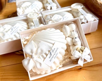 Recuerdos de boda con velas de conchas marinas y caramelos de almendra: Regalos personalizados en caja