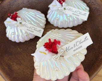 Recuerdos de boda personalizados con velas de conchas marinas: Decoración de perlas y conchas de ostras