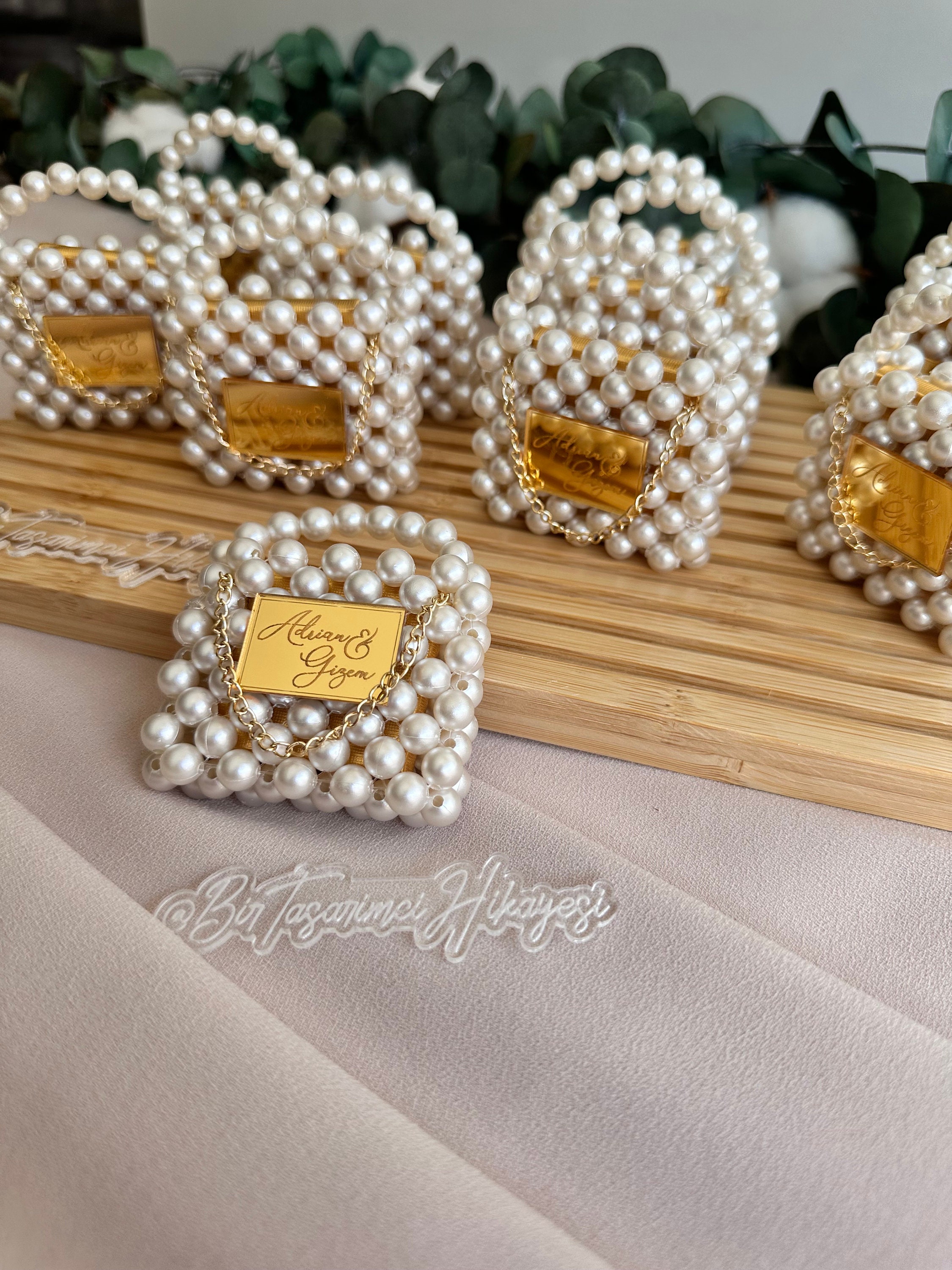 Mini Pearl Bag, Premium Wedding Gift, Personalized Community Gift, Chocolate or Henna in a Bag, Miniature Bag Keychain With Pearl Design
