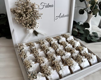 Personalized Chocolate Box: Wedding Favors with Dried Flowers