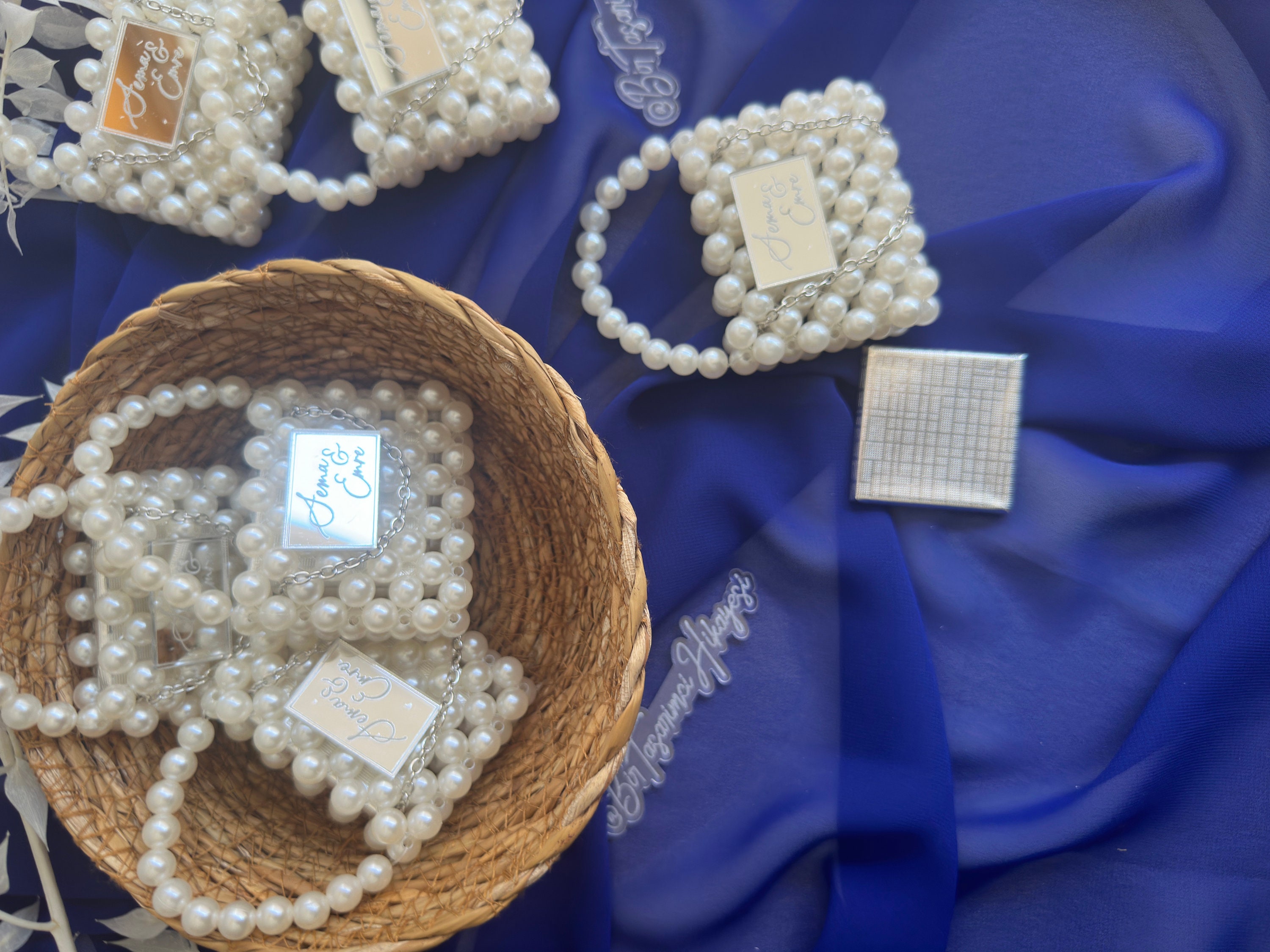 Mini Pearl Bag, Premium Wedding Gift, Personalized Community Gift, Chocolate or Henna in a Bag, Miniature Bag Keychain With Pearl Design
