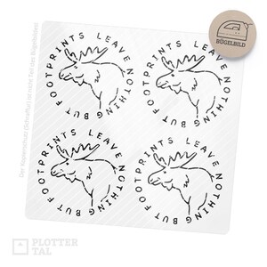 Könnte beinhalten: Vier Bügelbilder mit einem Elch und dem Text "Footprints Leave Nothing But" drumherum.