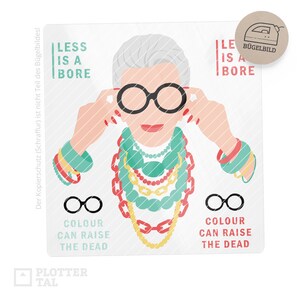 Könnte beinhalten: Ein weißer Bügelbild-Transfer mit einer bunten Illustration einer Frau mit Brille und einer Halskette aus mehreren Ketten. Der Text "Less is a bore" ist in schwarzen Buchstaben über dem Kopf der Frau geschrieben. Der Text "Colour can raise the dead" ist in schwarzen Buchstaben unter den Füßen der Frau geschrieben.