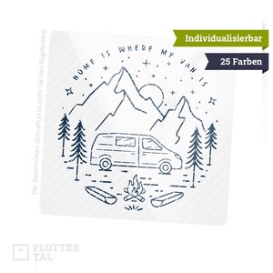 Könnte beinhalten: Eine Schwarz-Weiß-Zeichnung eines Vans, der vor Bergen mit einem Lagerfeuer und Bäumen geparkt ist. Der Text "HOME IS WHERE MY VAN IS" ist in einem Kreis um den Van geschrieben. Der Text "Individualisierbar 25 Farben" ist in einem Banner oben im Bild geschrieben.
