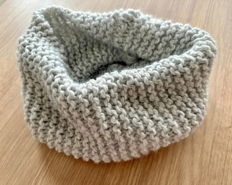 Snood suave tejido a mano súper grueso en gris claro