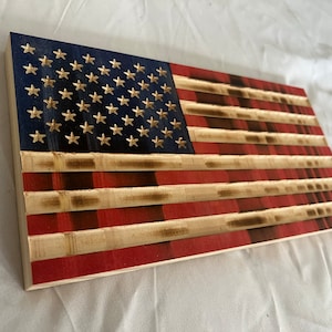 Hylla Brännbar amerikansk träflagga l Snidad massiv furu graverad dekor l Liten rustik amerikansk flagga l Hylla och mantel patriotisk konst