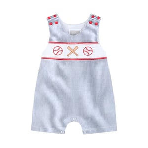 Puede incluir: Romper de bebé a rayas azules y blancas con detalles de béisbol rojos. El romper presenta un panel blanco con bordados de pelotas de béisbol y un diseño de bate cruzado. Botones rojos adornan los hombros.