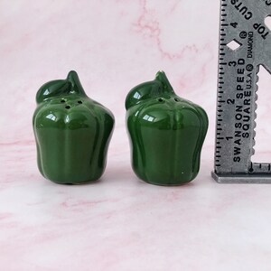Green Pepper Salt & Pepper Shakers Cute Vegetable Capsicum Ceramic Shakers Garden Veggies Figurines Retro Ceramic Vegetable Figurine image 8