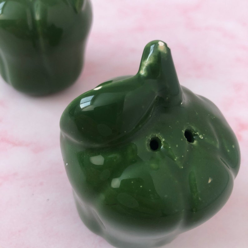 Green Pepper Salt & Pepper Shakers Cute Vegetable Capsicum Ceramic Shakers Garden Veggies Figurines Retro Ceramic Vegetable Figurine image 6