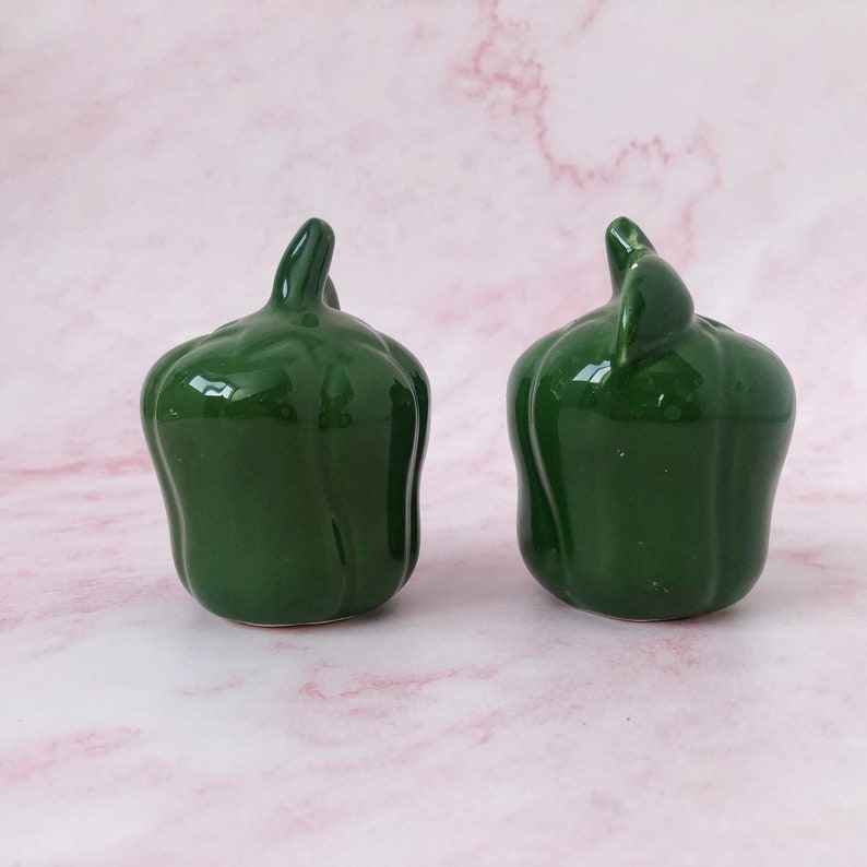 Green Pepper Salt & Pepper Shakers Cute Vegetable Capsicum Ceramic Shakers Garden Veggies Figurines Retro Ceramic Vegetable Figurine image 4