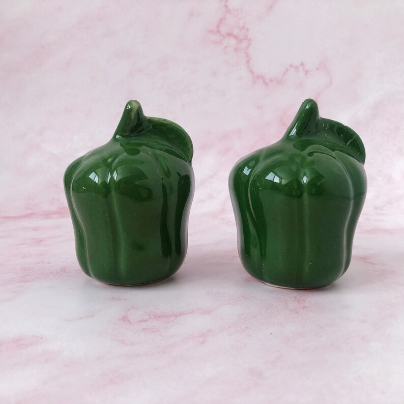 Green Pepper Salt & Pepper Shakers Cute Vegetable Capsicum Ceramic Shakers Garden Veggies Figurines Retro Ceramic Vegetable Figurine image 2