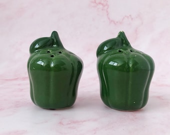 Green Pepper Salt & Pepper Shakers * Cute Vegetable Capsicum Ceramic Shakers * Garden Veggies Figurines *Retro Ceramic Vegetable Figurine