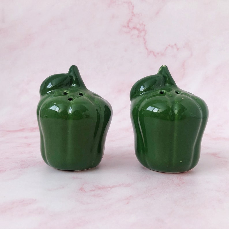 Green Pepper Salt & Pepper Shakers Cute Vegetable Capsicum Ceramic Shakers Garden Veggies Figurines Retro Ceramic Vegetable Figurine image 1