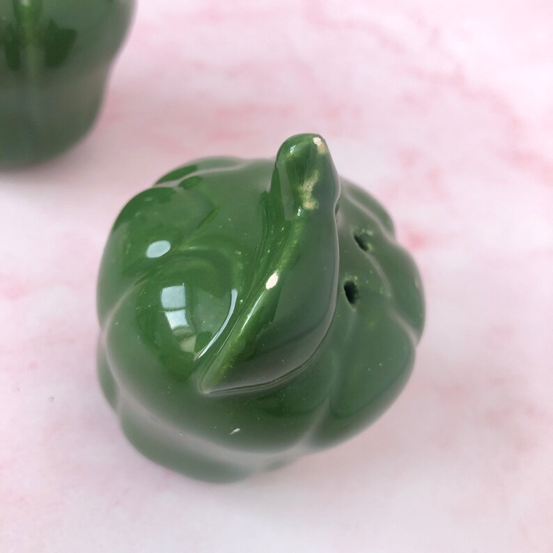 Green Pepper Salt & Pepper Shakers Cute Vegetable Capsicum Ceramic Shakers Garden Veggies Figurines Retro Ceramic Vegetable Figurine image 7