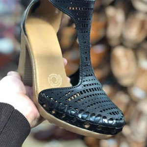 High Heels schwarz, mexikanischer Keil-Absatz aus Leder. Boho-Hippie Vintage. Mexikanische Handschuhe.