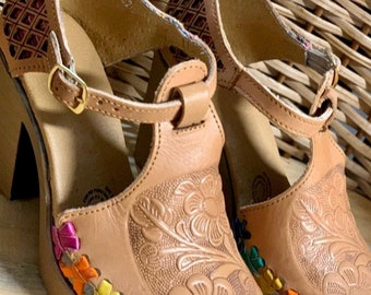 Sandale compensée mexicaine. Toutes tailles Boho-Hippie vintage. Sandale en cuir mexicaine. Talons brodés floraux. Talons mexicains. Talons compensés colorés.