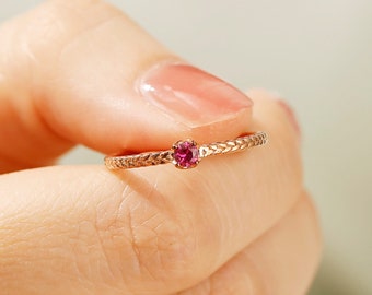 Anel de rubi minúsculo 14k ouro julho anel de pedra de nascimento anel de rubi minimalista de ouro maciço anel de empilhamento de pedra rosa para mulheres anel solitário de rubi exclusivo